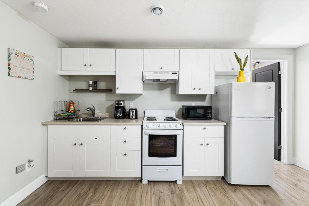 One Bedroom Apartment Moncton North ! Luaran gambar